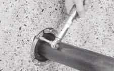 Die HSD Rohrleitung ist gleichmäßig verpresst, sobald der Gummi in allen Kontrollöffnungen sicht- und fühlbar ist.
