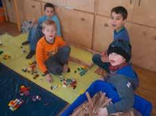 Knapp 20 Kilogramm Legobausteine sind in unterschiedlichen Behältern einsortiert, 12 Jungs zwischen 6 und 8 Jahren verteilen sich um mehrere Tische oder bauen auf dem Boden. Thema?