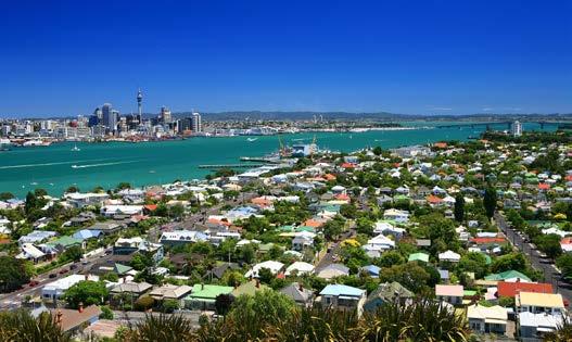 Das milde subtropische Klima sorgt für eine üppige farbenfrohe Vegetation. Zu Auckland gehören unzählige Parks, zwei Häfen und eine Vielfalt an Kneipen und Cafés im Zentrum.
