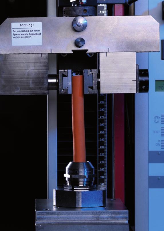 Electrosuisse zertifiziert das Prüflabor der AGRO Electrosuisse certifies AGRO s test laboratory Zugprüfung an einer Kabelverschraubung Tensile test on a cable gland Im Mittelpunkt der Prüfung Das