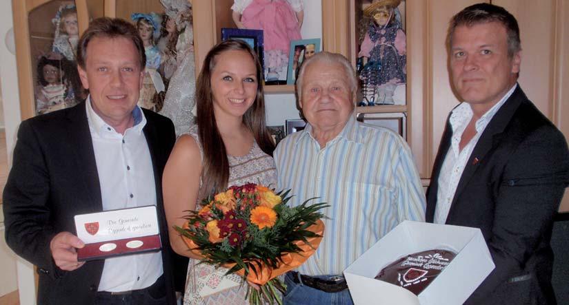 Geburtstages gemeinsam mit seiner Gattin Erika über die Gratulationen von Bürgermeister Thomas