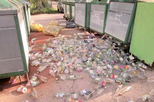 Müllsammelplätzen strengstens untersagt ist. Ebenso fordern wir dringend auf, auf die Sauberkeit der Containerplätze zu achten.