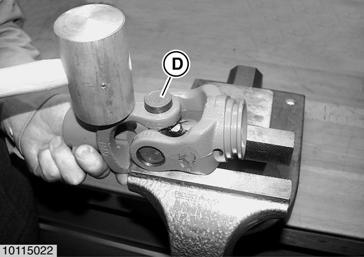 Position joint as shown and use light hammer blows to drive up bearing bush (D). Mettre le joint comme montré.