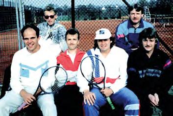 Alfred Haas und Erwin Strobel Der Tennissport fand in Offingen so großen Anklang, dass 1983 der Spatenstich für drei neue Sandplätze auf dem Sportgelände im Bogen erfolgte.