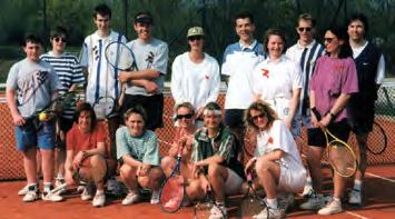 Vorne v.l.n.r.: Angi Dirlmeier, Sabine Sparhuber, Carola Eppinger. Im selben Jahr sah sich die Vorstandschaft der Tennisabteilung gezwungen, einen Aufnahmestopp auszusprechen.