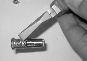 Das Einsetzen der Bleche geht übrigens leichter, wenn man eine Kombizange zur Hilfe nimmt, weil sich das Blech sonst immer schief in den Zylinder schiebt.
