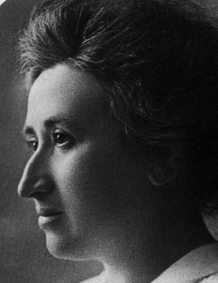 Gegen die Kriegsunterstützung der SPD gründete Rosa Luxemburg zu Beginn des Ersten Weltkrieges 1914 die Gruppe Internationale und leitete mit Karl Liebknecht den daraus hervorgehenden Spartakusbund.