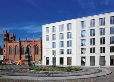 Monolithischer Geschossbau am Schinkelplatz Berlin Klassische Bauweise zeitgemäß interpretiert Tradition und Moderne nebeneinander: Der fünfgeschossige Neubau steht prominent neben der