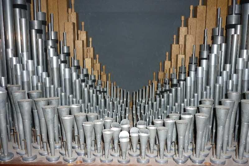 Die Orgel der Dankerser Kirche hat 17 Register bestehend aus winzig kleinen bis ziemlich großen Pfeifen, die mit Hilfe von 102 Tasten in den beiden Manualen und 30 Tasten im Pedal zum Klingen