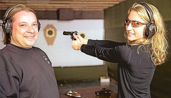 Sportschützen Schießwütige sind hier fehl am Platz Wer mit Waffen umgeht, muss strenge Regeln befolgen Ein Erfahrungsbericht NWZ-Volontärin Jantje Ziegeler hat ein neues Hobby: Sie schießt.