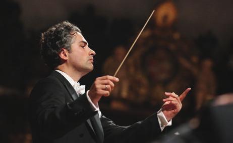 Schon während seiner Studienzeit erhielt er Unterricht bei Maestro Sergiù Celibidache und gründete mit 18 Jahren sein eigenes Orchester, das Ensemble FAE, mit dem er in Paris debütierte.