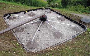 Durch die eingepflanzten Schilf- und Zinsengewächse wird die Durchlässigkeit des Bodenfilters für das Abwasser bzw.