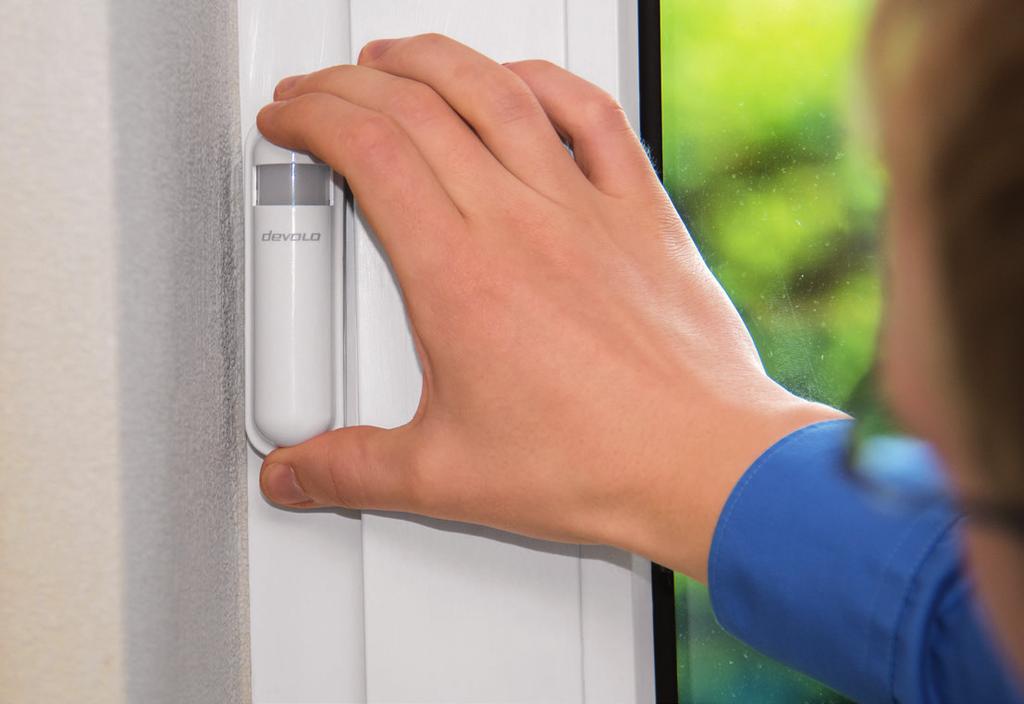 Bild 19: Der Magnet muss mittig links oder rechts neben dem Sensor mit einem maximalen Abstand von 2 cm zum Sensor auf die Tür bzw. den Fensterflügel geklebt werden.