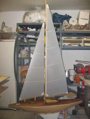 Das Segelrigg Seite 5 Den Mast habe ich aus einem Rundholzstab mit einem Durchmesser von 15mm gefertigt. Zuerst den Mast geschliffen und nach oben verjüngt.