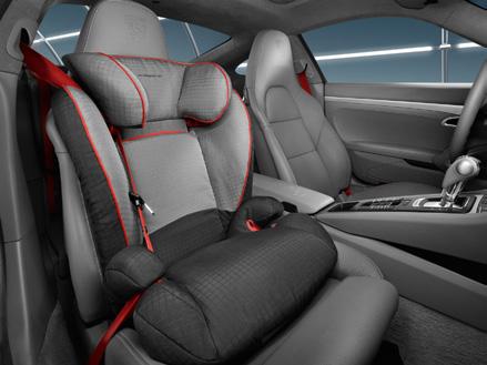 Für erhöhte Sicherheit ver fügen der Porsche Baby Seat und der Porsche Junior Seat ISOFIX über ein eigenständiges 5-Punkt-Gurtsystem.