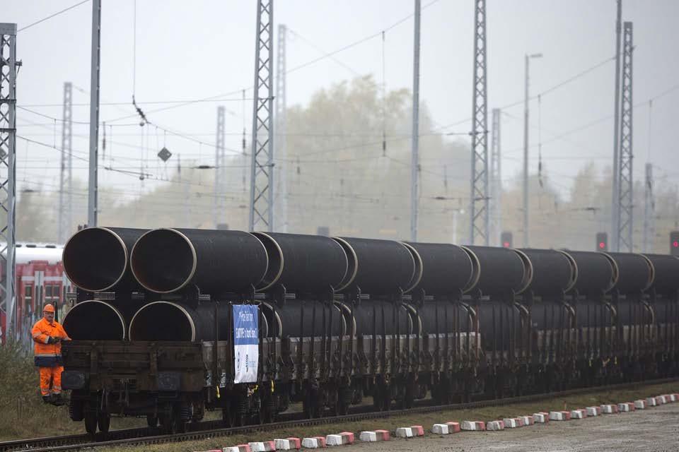 5: Rohre vom Hersteller Europipe kommen für Nord Stream 2 über den Schienenweg in Mukran an Sobald die Rohre ummantelt sind, werden sie entweder auf den Lagerplätzen vor Ort gelagert oder umgeladen