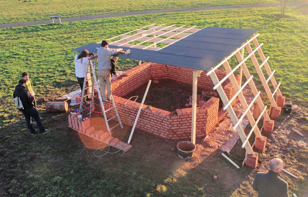 Student entwickelt Haus für Nepal Im Selbstversuch baute Jan Warsawa, Architekturstudent der Hochschule Anhalt, an sieben Tagen den Prototypen eines Hauses, der in Erdbebengebieten 1:1 umgesetzt