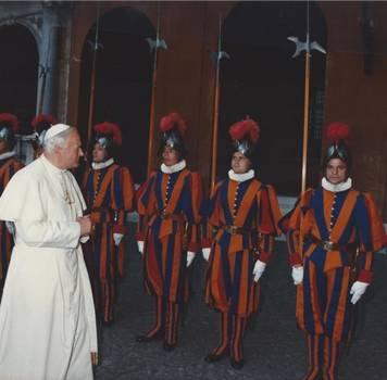 Die Schweizergarde begrässt den Hl. Vater im Cortile San Damaso.