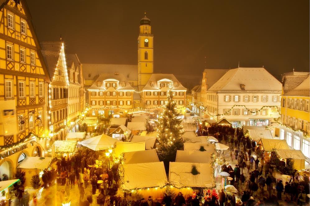 Kulisse lädt der Weihnachtsmarkt zum Verweilen ein. Wieder da ist in diesem Jahr die beliebte und wunderschön anzusehende Illumination des Deutschordensschlosses.