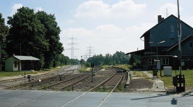 Blick über die Gleisanlagen des Bahnhofs Kirchberg in der Nähe Jülich, aufgenommen im Sommer 1989. Rechts der DB-Teil mit den beiden in einem leichten Bogen liegenden Bahnsteiggleisen.