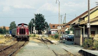 n. Erlangen Bf. Eschenau n. Gräfenberg LS Ladestraße n. Nürnberg- Nordostbahnhof EG Ra Gleisanschluß Soeben erreicht der Personenzug aus Gräfenberg den Bahnhof Eschenau, Aufnahme im August 1994.