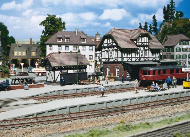 Links: Der Bahnhof Ettenheim, eine kleine Nebenbahnstation mit Stellwerk, Empfangsgebäude, Öllager und Güterbahnhof.
