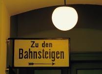 Nächtlich-leere Bahnsteige im Frankfurter Hauptbahnhof (31.12.82) Alle Fotos: Joachim Seyferth Hinweisschild im Bf Bammental (2.4.83) Zugzielanzeiger im Bf Dillenburg (15.3.84) und Kiosk für Reiseproviant auf dem Bahnsteig des Koblenzer Hauptbahnhofs (links, 11.