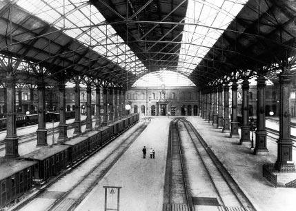 Foto: Dieter Kempf Rechts: Der zweite Münchner Hauptbahnhof von 1884 zur Zeit seiner Eröffnung. Die Gleispaare wurden auf Drehscheiben zusammengeführt, was bescheidene Loklängen voraussetzte.