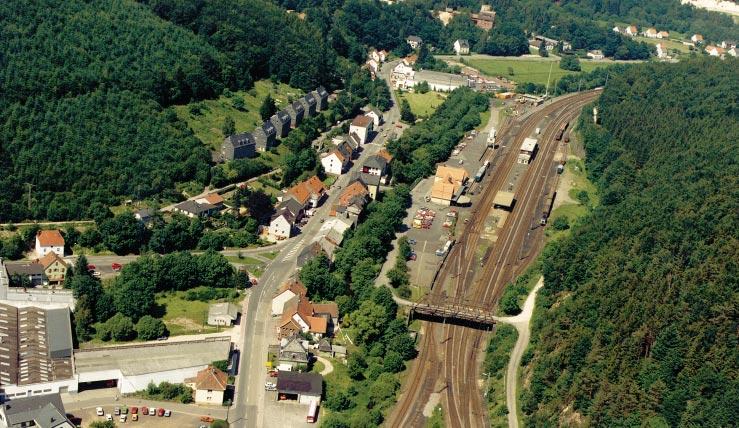 Im Kloster von Kues (rechts oben) hat übrigens der Theologe und Philosoph Nicolaus Cusanus gewirkt. Luftbild: Joachim Hansen, Freigabe durch Bez.-Reg. Rheinhessen-Pfalz 20070-2, 23.11.