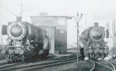 Während 050 811-9 am Abend des 3. Februar 1974 im Bw Lehrte auf den nächsten Einsatz wartet, rollt 050 131-2 aus dem Bahnbetriebswerk.