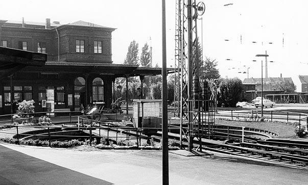 Linke Seite: Wie hier in Düren können Modellbahn-Nebenstrecken am Bahnhofsgebäude enden.