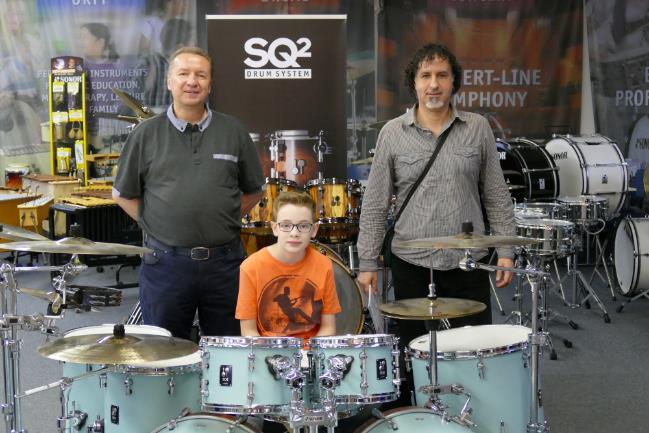 Am Donnerstag, den 10. August 2017 war es endlich soweit. Mit meinem Schlagzeuglehrer, Guillermo Banz, und meinem Papa war ich eingeladen das SONOR-Werk in Bad-Berleburg-Aue zu besichtigen.