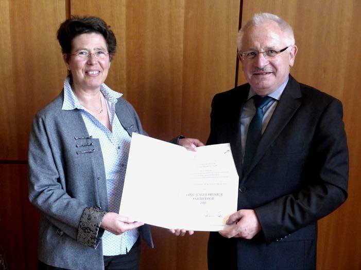 3.925 Zeichen Abdruck honorarfrei Beleg wird erbeten Prof. Dr. Konrad Dettner und Prof. Dr. Johanna Eder bei der Preisverleihung im Museum am Löwentor, Stuttgart, am 28. März 2014.