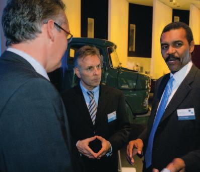 28 01 02 01 Georg Weiberg, Leiter Produktentwicklung Lkw (Zweiter von links), im Gespräch mit Kernlieferanten von Daimler Trucks and Buses.