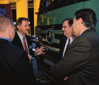 Michael Dostal, Leiter Lkw Aggregateproduktion und Produktionsplanung (rechts), steht für direkte Gespräche zur Verfügung.