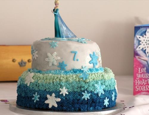 Eiskönigin Torte Schokoladen- Motivtorte Ein Traum für alle Prinzessinnen und Eisköniginnen-Fans! Mit diesem Rezept backst du deine eigene Motivtorte zum Motto-Geburtstag.
