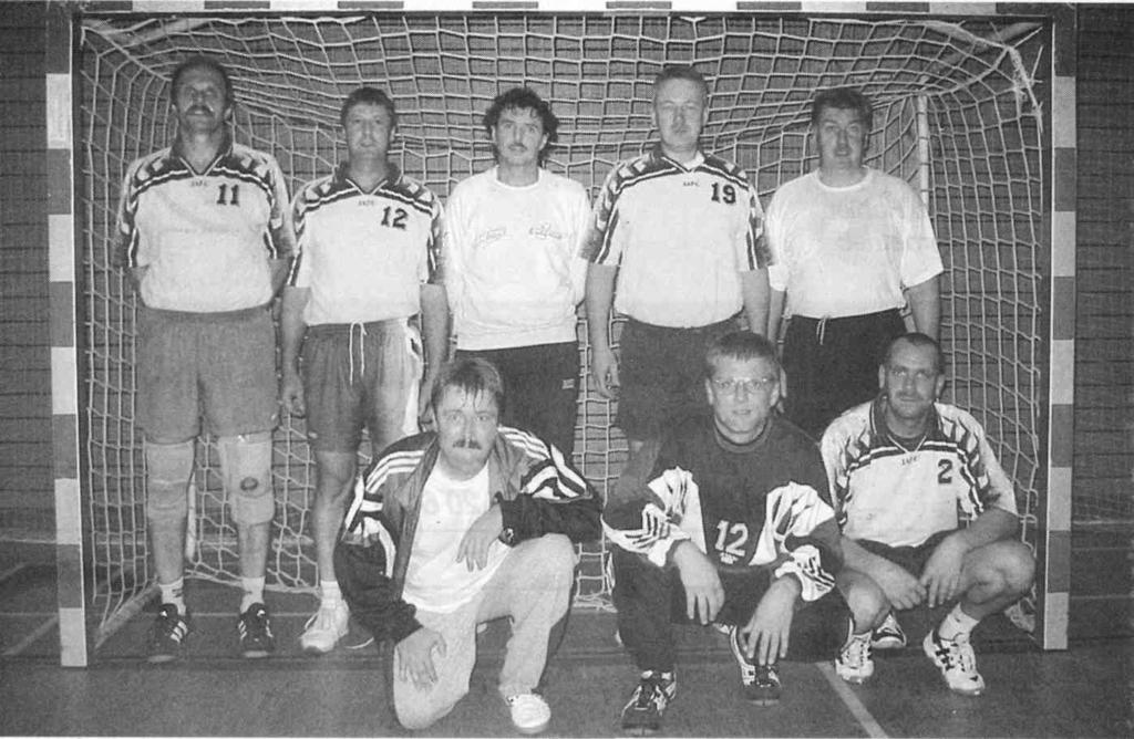 1. Mannschaft, Saison 2002/2003 Meister der Bezirksklasse Ost Hintere Reihe (v.l.n.r.): Michael Heil, Dr. Holger Wolfanger, Patrick Alles, Bernd Jehle, Dr.