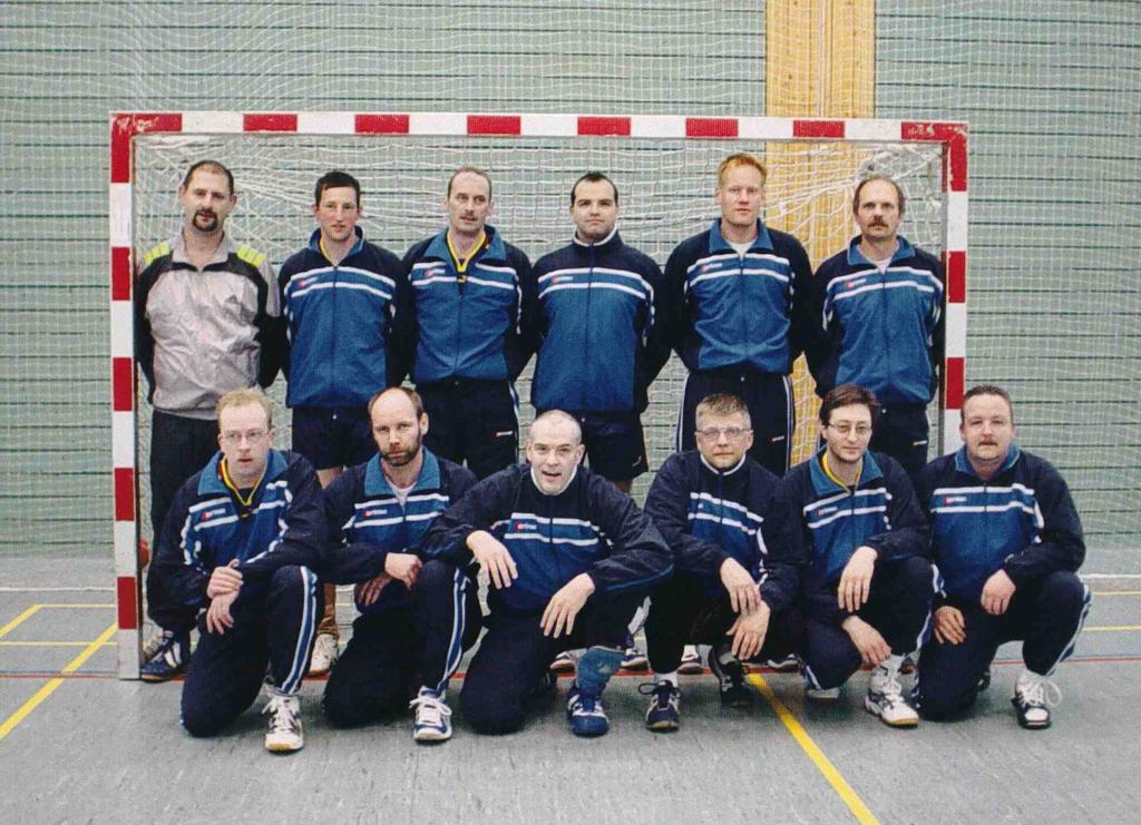 Es fehlen: Michael Mohr, Patrik Kropp. 2. Mannschaft Saison 2002/2003 Stehend v.l.n.r.: Gerhard Bender, Jörg Gräser, Patrick Deveaux, Bruno Bertucci, Peter Ziegler.