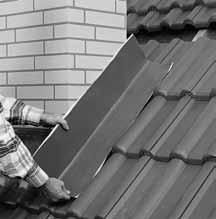 Spaltbreite Beträgt der Abstand zwischen aufgehendem Bauteil und Dachpfanne mehr als 50 mm ist Wakaflex zu unterfüttern.