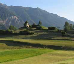 Wie Alvaneu liegt auch der dazugehörige 18-Loch-Golfplatz eingebettet in die Berglandschaft, dazu führt er entlang des Flusses Albula und gilt damit als einer der schönsten Plätze in der Schweiz.