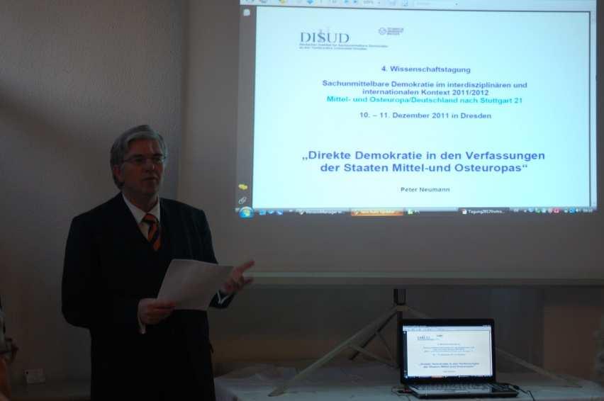 Dr. Peter Neumann, Direktor des DISUD an der TU Dresden, bei seinem Auftaktreferat Direkte Demokratie in den Staaten Mittel- und Osteuropas.