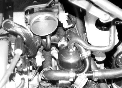 Thermo Top Z/C Wassereinbindung bei V6-Zylinder Motortyp L7X - fahrzeugeigenen Wasserschlauch (/) vom Motor-Wasseraustritt zum Fahrzeugwärmetauscher am