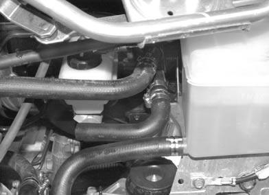 Thermo Top Z/C Wassereinbindung bei 4-Zylinder Motor F4R - Fahrzeugeigenen Wasserschlauch mit Abklemmzangen abklemmen -