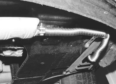 Rohrschelle, Schraube M6x0 und Bundmutter (4/) wie in Bild 4 dargestellt am Lochband (4/) 4 5 6 7 8 4 - Abgasleitung-Endstück (44/) am Schalldämpfer aufstecken und mit Schlauchklemme -
