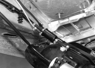 60 mm abtrennen - Brennstoffentnehmer (Rückschlagventil) (49/) unter Verwendung von Schlauchstücken und Schlauchschellen wie in Bild 49 dargestellt in die