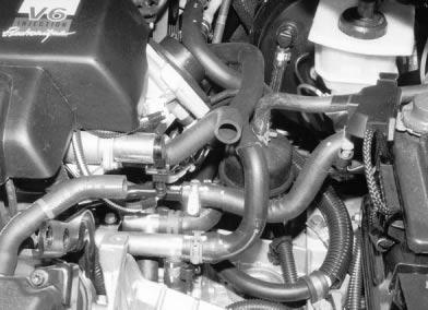 RENAULT Espace Wassereinbindung bei V6-Zylinder Motortyp Z7X - Schrumpfschlauch des fahrzeugeigenen Wasserschlauches (/) vom Motor zum Fahrzeugwärmetauscher wie in Bild dargestellt entfernen -