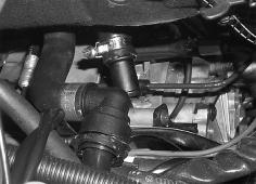 Thermo Top Z/C Wassereinbindung bei Fahrzeug mit Schaltgetriebe - Verbindungsrohr 0/0 (6/) in Wasserschlauch (6/) zum Fahrzeugwärmetauscher einsetzen und mit Schlauchschelle befestigen Audi A4 6 -