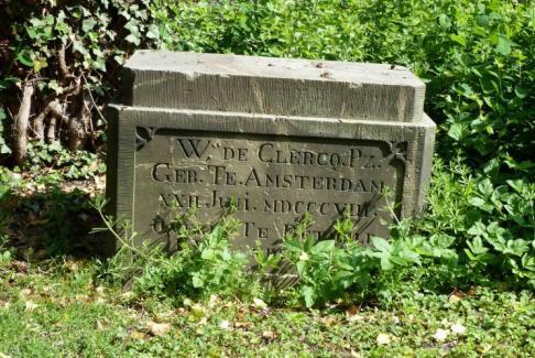 Auf ein noch offenes Rätsel soll eingangs hingewiesen werden. Ein eindrucksvolles Grabmal erinnert an den Niederländer Willem de Clercq, der, am 22. Juni 1808 in Amsterdam geboren, am 1.