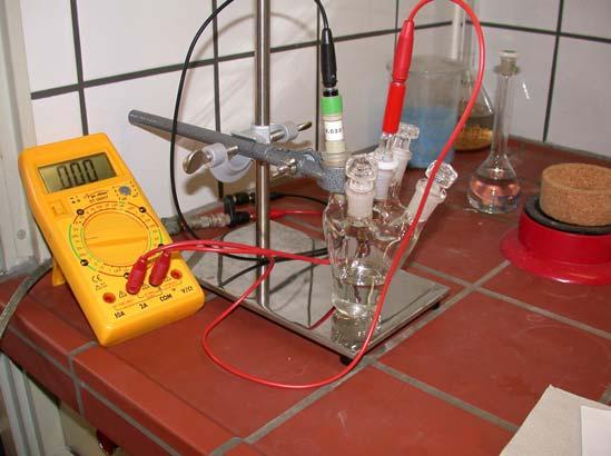 Abb. 4. Das Foto der Versuchaufbau der Elektropolymerisation von Pyrrol Aufgabe 2 Bestimmung der Leitfähigkeit durch Vier-Punkte-Messung.