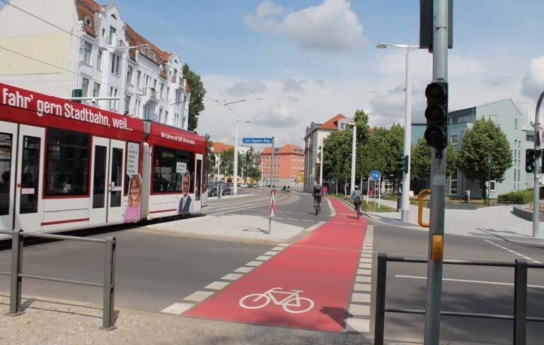 Haltestellenbereichs wird der Radverkehr auf Radfahrstreifen geführt, die eine Regelbreite von 1,85 m aufweisen und auch im Bereich der Knotenpunkte durchgehend rot eingefärbt sind.